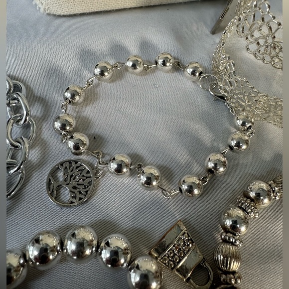 Group of 7 silvertone bracelets - Picture 6 of 9